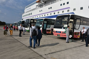 島内観光巡る観光バス