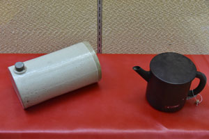 湯たんぽ(写真左)と湯筒(写真右)